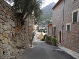 deia hillside street